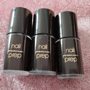 Nail prep
(déshydratant à mettre avant le primer)