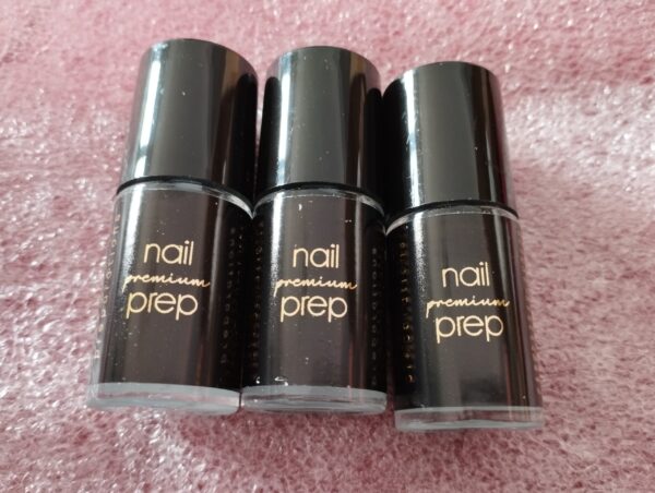 Nail prep
(déshydratant à mettre avant le primer)
